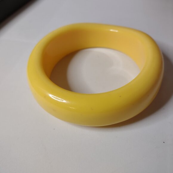 8 Inch Vintage Thick Yellow Bangle - Picture 9 of 12